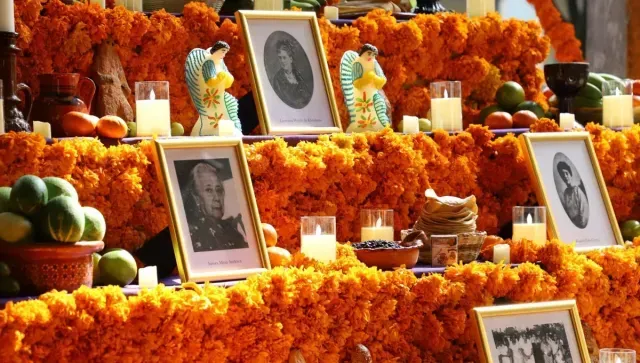 ¿Qué signfica la ofrenda de Día de Muertos y por qué se pone? Te decimos. Foto: Cuartoscuro.
