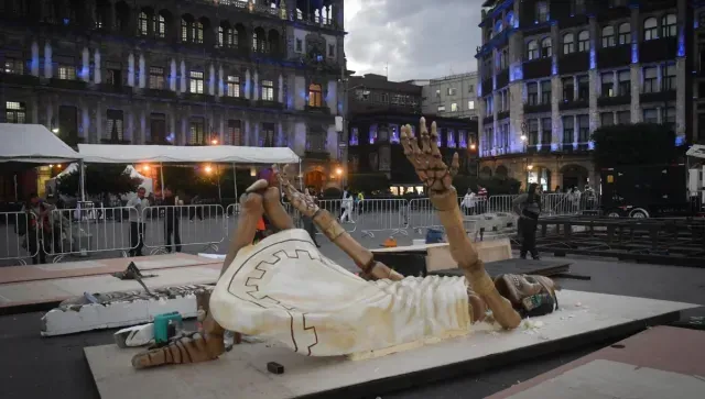 El pasado 21 de octubre de 2025 inició la instalación de la Ofrenda Monumental por Día de Muertos en el Zócalo de CDMX. Foto: Cuartoscuro.