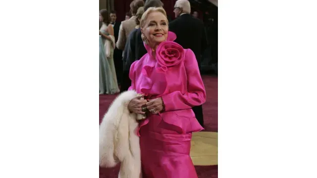 June Lockhart llegando al teatro Kodak en la entrega del Oscar 2005.
