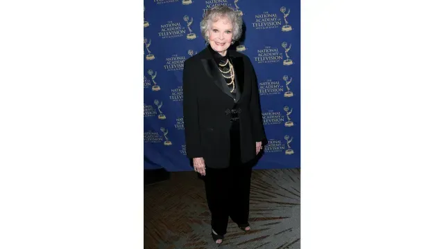 La actriz June Lockhart asiste a la gala de los Premios Emmy.