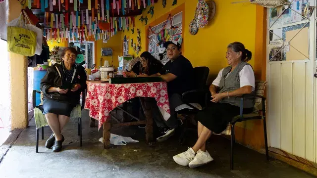 La familia Rosa descansando un poco después de trabajar en la portada para San Judas Tadeo. Foto: N+