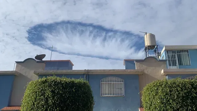 Captan enorme agujero en el cielo de Puebla. Foto: Reporte Ciudadano