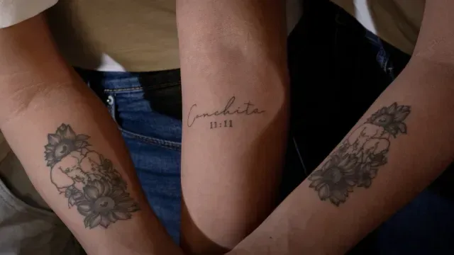Los tatuajes que las tres hermanas llevan en memoria de Conchita