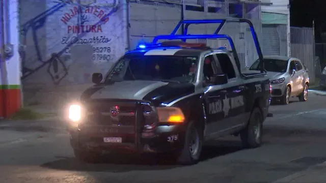 La mujer fue encontrada tirada en una banqueta. Foto: Manuel González.
