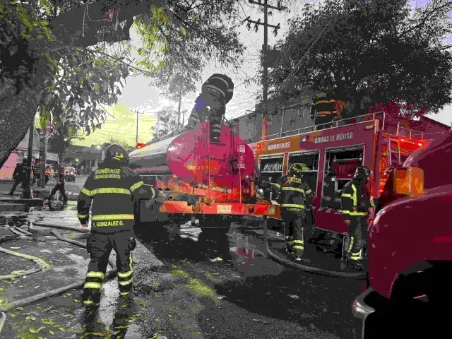 Bomberos de CDMX combaten incendio en colonia Morelos. Foto. N+
