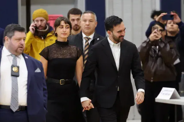Zohran Mamdani acude a votar en compañía de su esposa Rama Duwaji