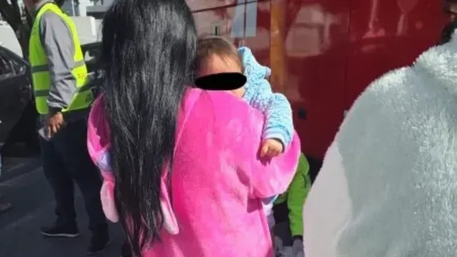 Bebé quedó al resguardo de su familia luego de accidente con su madre. Foto: X @ciudadano_pue