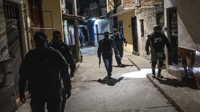 Carlos Manzo encabezaba operativos de seguridad con policías en Uruapan.