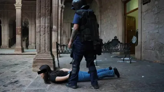 De acuerdo con la dependencia, el grupo de inconformes causó afectaciones en 16 áreas.