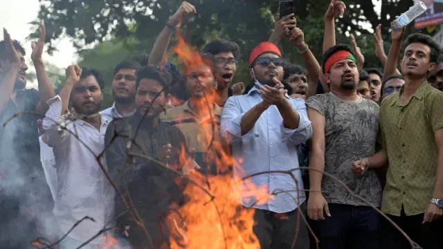 Manifestantes durante una protesta exigiendo la demolición de la casa del padre de la Sheikh Hasina, condenada a muerte.