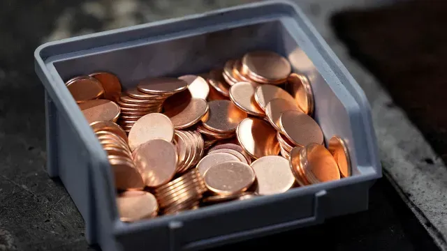 Monedas de un centavo en blanco esperan ser acuñadas en la Casa de la Moneda de EUA. Foto: Reuters