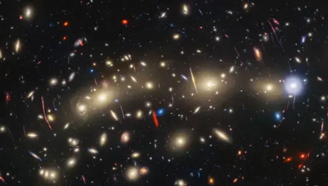 Lente gravitacional MACS JO416, que habría ayudado a ver la galaxia LAP1-B