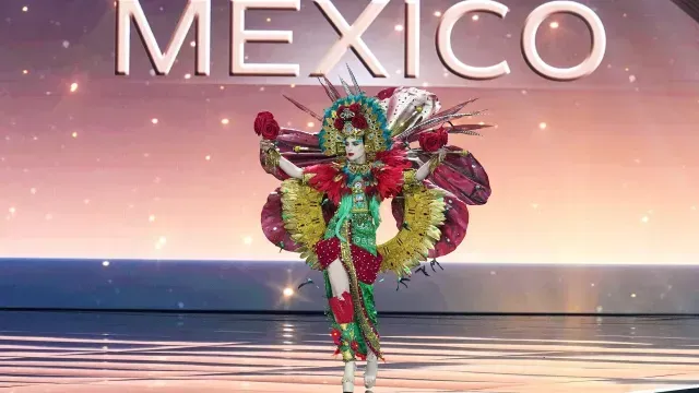 Fátima Bosh usó un traje inspirado en Xochiquetzal, que significa "flor preciosa".