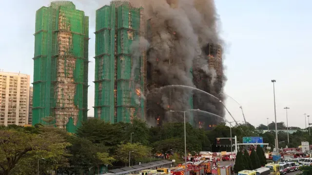 Los bomberos atendieron el incendio en un complejo de viviendas. Foto: Reuters