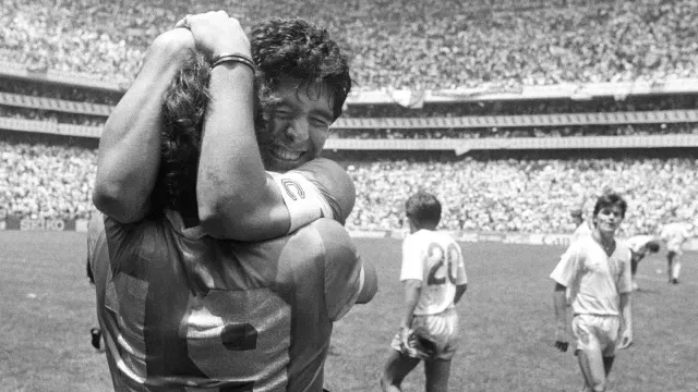 Maradona celebra con un compañero uno de sus goles vs Inglaterra en el Estadio Azteca. Foto: Eduardo Longoni