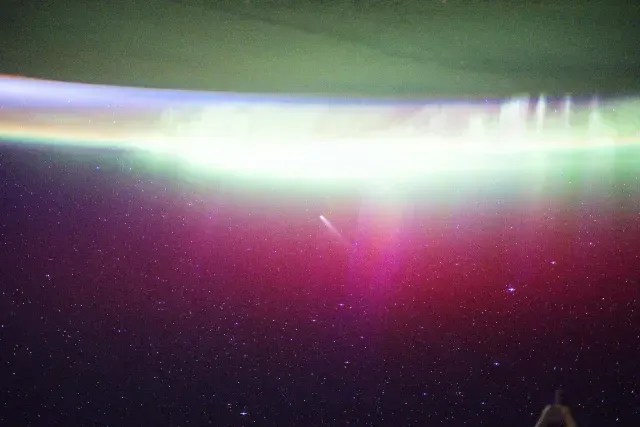 El cometa Lemmon captado mientras cruzaba la aurora boreal