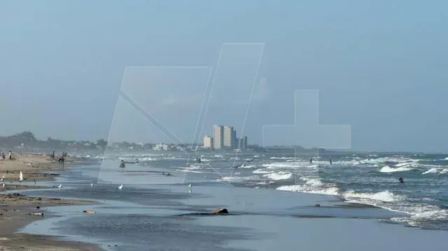 Embarcación en Playa Miramar se Hunde con Tripulantes a Bordo