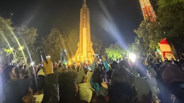 Familias poblanas acuden al Parque de la Paz para tomar fotografías de la antena. Foto: Televisa Puebla