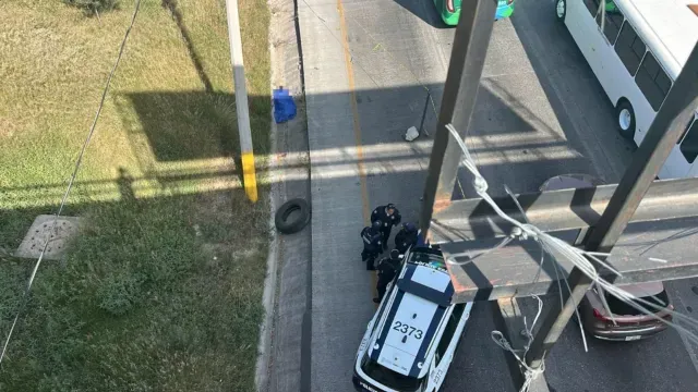 Policías resguardan un cuerpo sin vida en el Periférico Ecológico. Foto: Franco Arteaga | N+