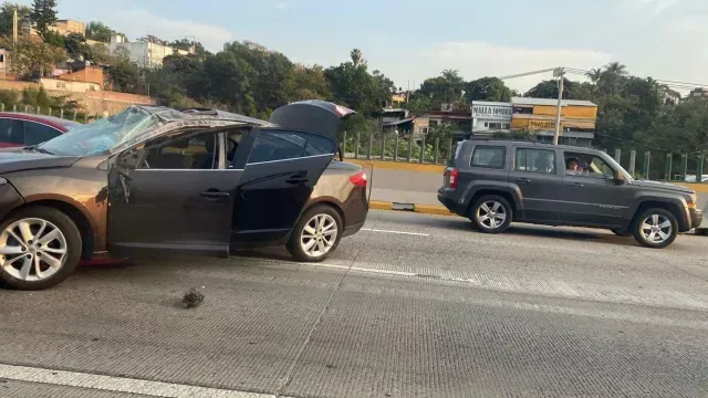Choque afecta circulación en carretera.