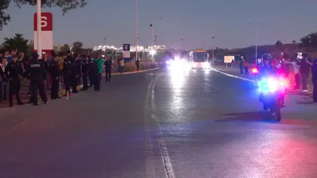 Durante partido, sujetos robaron 3 camionetas de modelo reciente