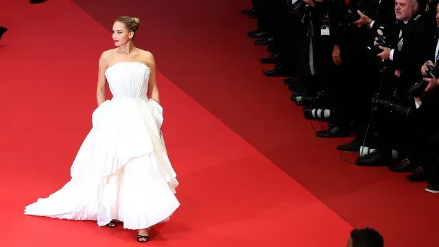 Jennifer Lawrence camina por la alfombra roja de Cannes en el estreno de Die My Love, el 17 de mayo de 2025.