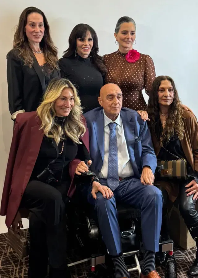 Pedro Torres acompañado de Lucía Mendez y Ofelia Media.