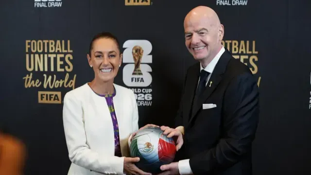 Sheinbaum e Infantino en el sorteo del Mundial 2026. Foto: Presidencia de México
