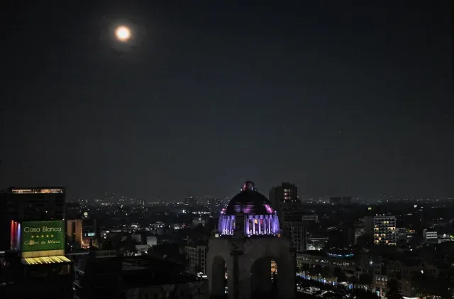La luna llena del 4 de diciembre sobre el Monumento a la Revolución en la Ciudad de México