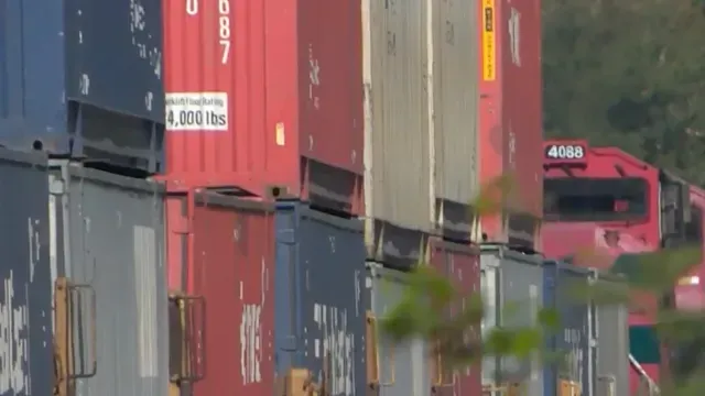Un hombre que conducía un vehículo chocó contra un tren