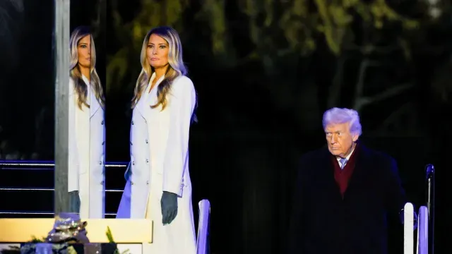 El presidente de Estados Unidos, Donald Trump, y la primera dama, Melania Trump, al subir al escenario durante la ceremonia de encendido del Árbol Nacional de Navidad. Foto: Reuters