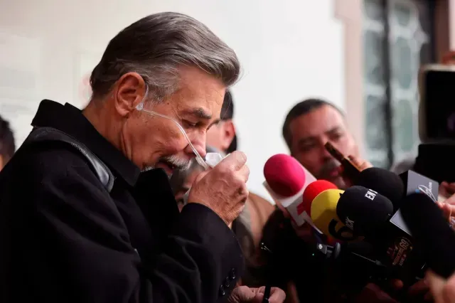 Jorge Ortiz de Pinedo llora al despedir a Eduardo Manzano.