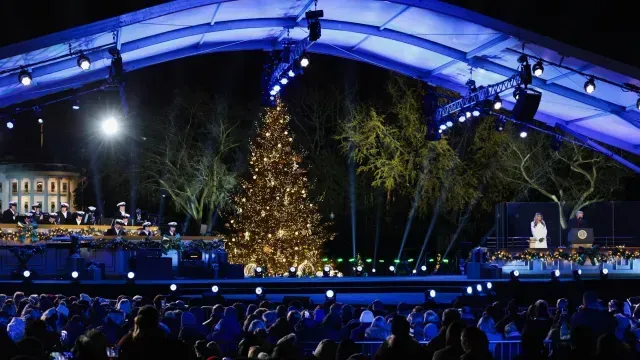 El presidente estadounidense Donald Trump habla junto a la primera dama Melania Trump, después de encender el árbol de Navidad Nacional. Foto: Reuters