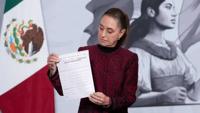 La presidenta Claudia Sheinbaum muestra ejemplo de receta médica que se entregará. Foto: Presidencia de la República