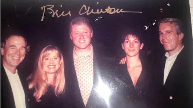 Donald Trump y Bill Clinton aparecen en las nuevas fotos del archivo de Jeffrey Epstein