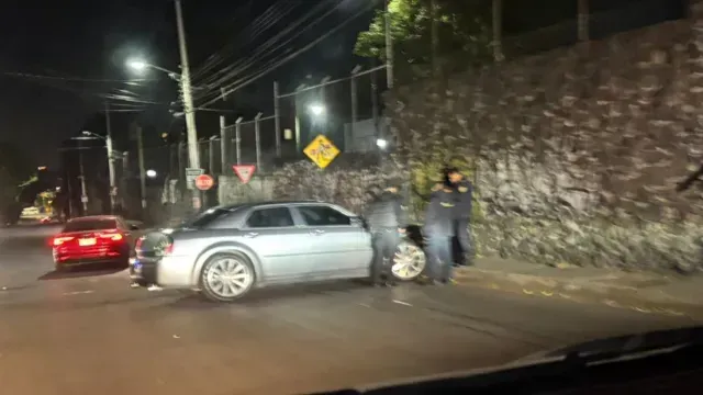 Así estaba el auto baleado la madrugada de hoy, 12 de diciembre de 2025. Foto: N+