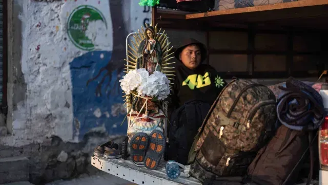 Un niño descansa en un camión, mientras sus familiares se alistan para continuar la peregrinación. Foto: N+