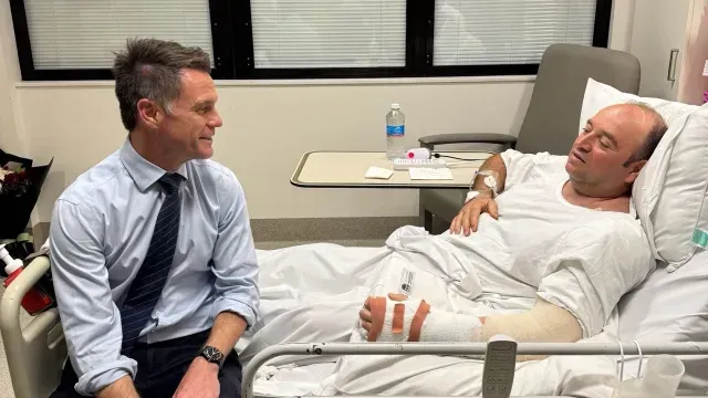 Chris Minns visita en el hospital a Ahmed al Ahmed, héroe de Playa Bondi
