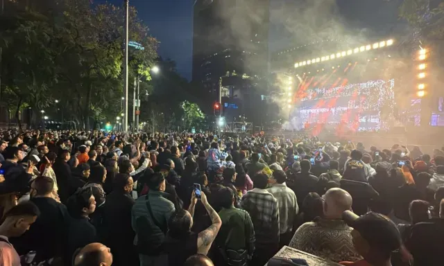 Familias completa escuchan música electrónica en CDMX para recibir el 2026. Foto: N+