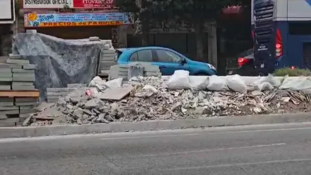 sobre el camellón central aún hay escombros y material de construcción