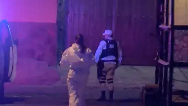El cuerpo de la víctima quedó al interior de un auto compacto. Foto N+
