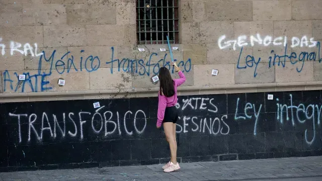 Los manifestantes realizaron pintas en Palacio Nacional. Foto: EFE