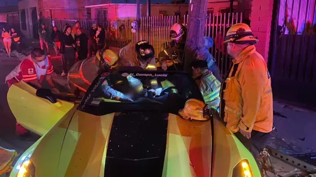 El conductor fue auxiliado por paramédicos al resultar lesionado. Foto: N+