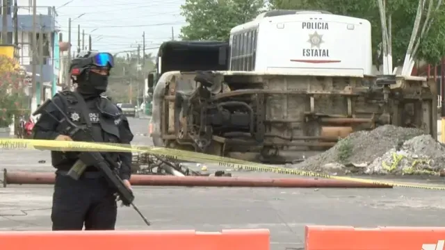 Elementos policiacos resguardan las patrullas incendiadas por los habitantes de Lerdo de Tejada | Foto: Alex Ramírez | N+