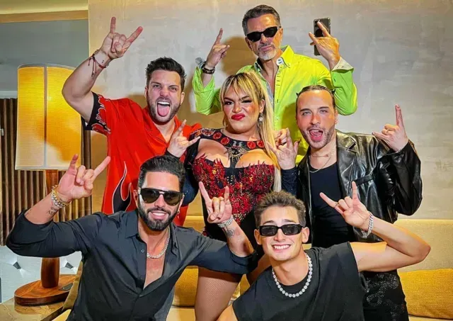 Sergio Mayer y Wendy Guevara con los compañeros del Team Infierno
