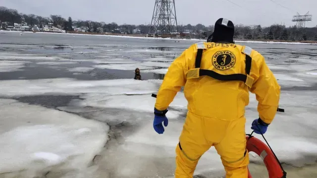 Rescate de perrito que cayó a río congelado