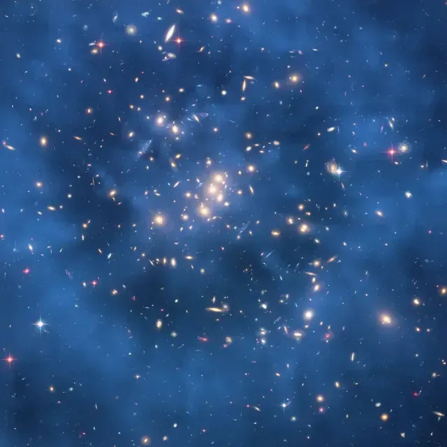 Cúmulo Cl 0024+17, donde es patente el efecto de la materia oscura