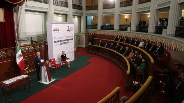 El presidente de México acompañado de su esposa Beatriz Gutiérrez Müller durante la entrega iniciativas de Reforma a la Constitución. Foto: Cuartoscuro