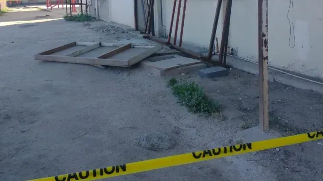 Registro de desagüe de baños donde fue localizado en feto en Mexicali. Foto: N+