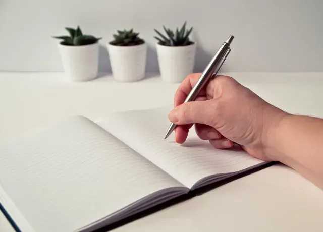 Escribir a mano mejora conectividad del cerebro